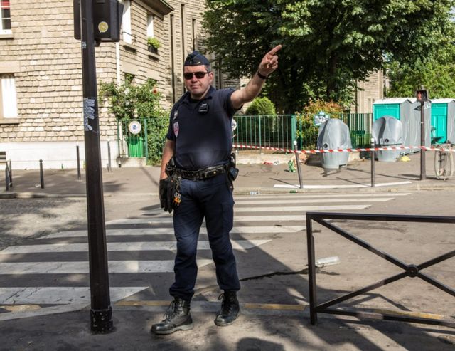 Кола се вряза в заведение в Париж - един загинал и шестима ранени