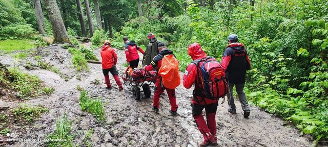 Turistă salvată de salvamontiști, după ce a suferit o dublă fractură în zona cascadei Urlătoarea