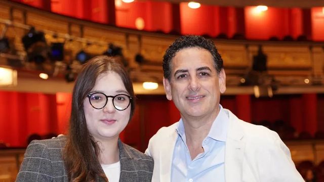 El tenor Juan Diego Flórez estrena en el Teatro Real su experimento musical para sacar a niños de la pobreza