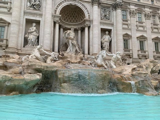 Fontana di Trevi riaperta dopo manutenzione straordinaria per il Giubileo