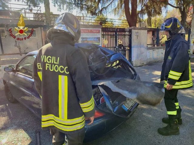 Paura a Roma, bombola di ossigeno esplode in cantiere: alta colonna di fumo sulla Prenestina