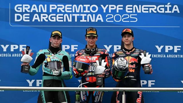 Ángel Piqueras sobrevive al caos y gana en Moto3