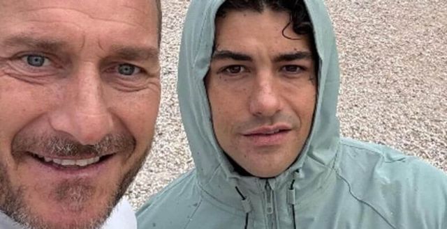 Tony Effe al Circo Massimo, l'annuncio con Totti e la 'pallonata' a Gualtieri