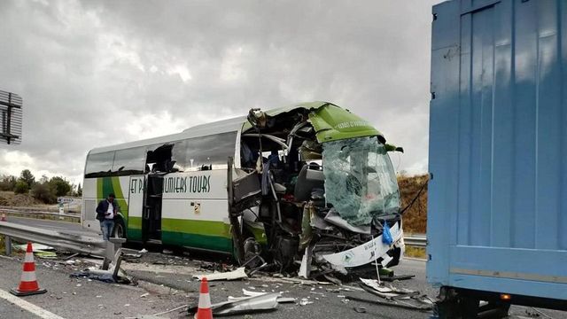 Once heridos en Granada tras chocar el autobús en el que viajaban con un camión