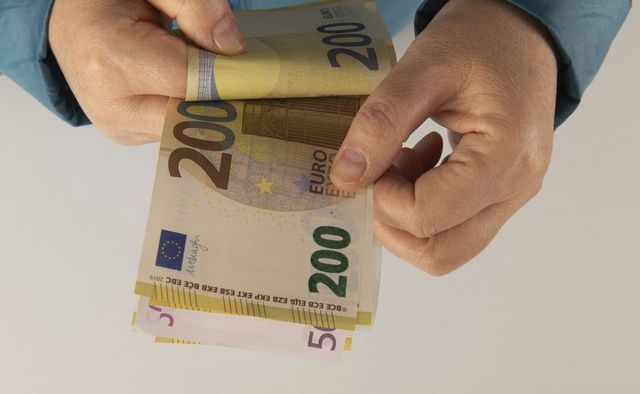 Euro a coborât la cel mai scăzut nivel din acest an, după ce s-a prăbușit în raport cu dolarul