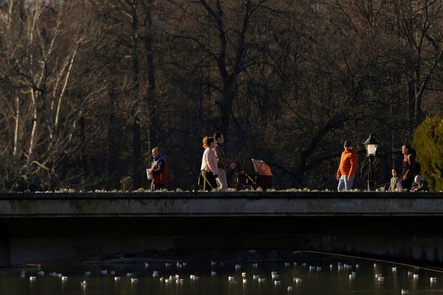 Românii au cea mai multă încredere în Biserică și Armată. Pe ce locuri se află Președinția și Parlamentul
