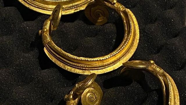 Trei brățări preistorice din aur, furate din situri arheologice din România, aduse din Belgia