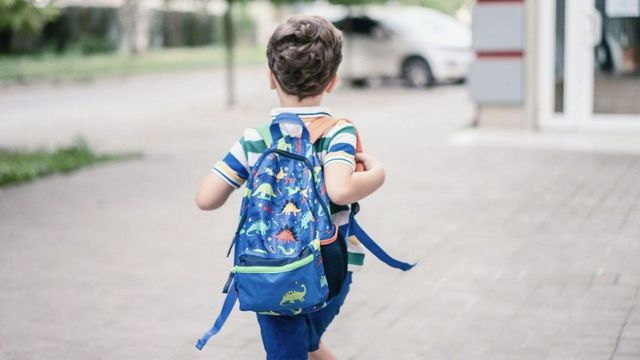 Peste 200 de copii aflați în situații de dificultate vor beneficia de un ajutor bănesc de până 4000 de lei pentru pregătirea de școală