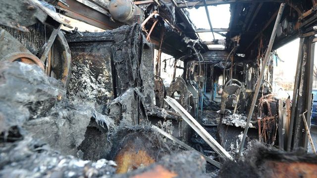 Kigyulladt egy busz a belvárosban, a tűz egy környező épület is átterjedt