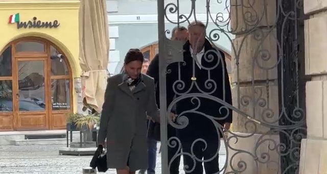 Apariție rară a lui Klaus Iohannis în centrul Sibiului, de Floriile catolice