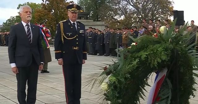 Češti politici si na Vítkově za přeletu gripenů připomněli vznik státu