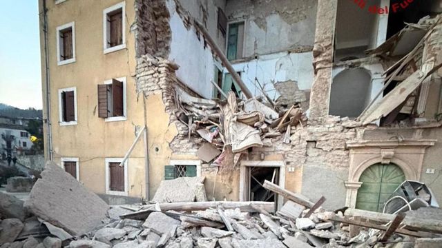 Crolla palazzina nel Veronese, si cercano persone sotto le macerie