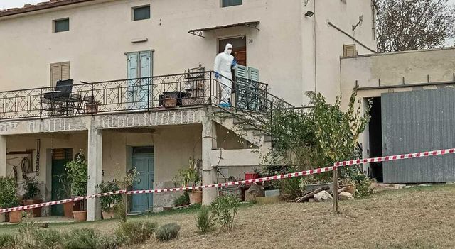 Donna trovata morta in casa con coltellate all’addome a Chieti: ipotesi omicidio