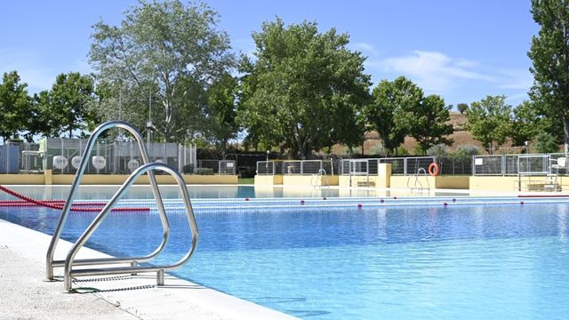 Detenidos los padres de un niño de siete años que casi se ahoga en una piscina por estar solo