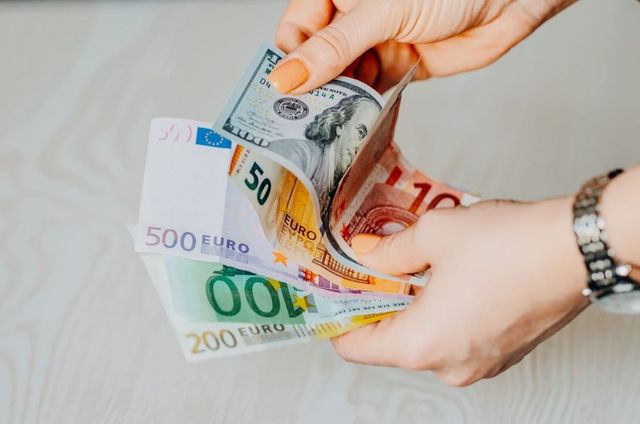 Curs valutar 16 septembrie. Euro crește, iar dolarul scade