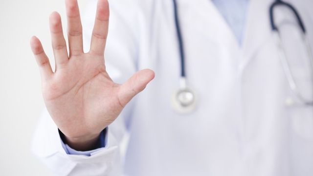 Мъж с фалшива диплома се опита да стане лекар в болницата в Лом