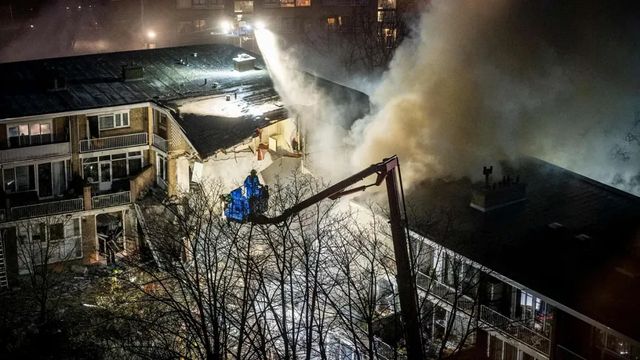 Esplosione devasta condominio all’Aja, persone intrappolate