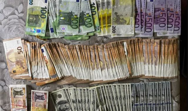 Percheziții într-un dosar de finanțare ilegală a unui partid politic. Printre persoanele vizate se numără și un fost ministru