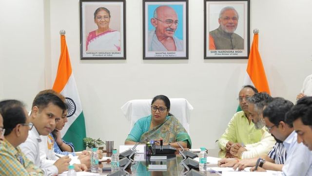Cntroversy Over Delhi CM Rekha Gupta’s Husband Attending An Official Delhi Government Meeting