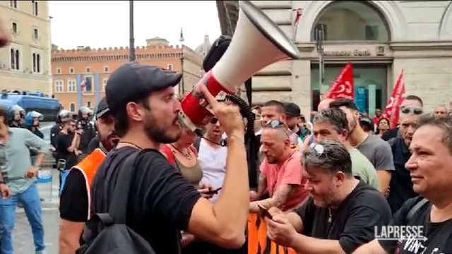 Roma, scontri tra manifestanti da Napoli per reddito di cittadinanza e polizia
