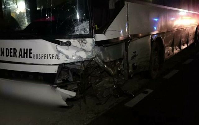 Autobuz cu muncitori izbit violent de o mașină. Mai multe persoane au ajuns la spital