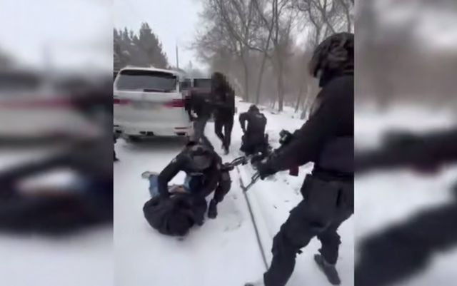 Trei cetățeni străini, reținuți în timp ce ar fi încercat să vândă un automobil de lux pe care îl închiriaseră