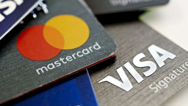 Comisia Europeană investighează Visa și Mastercard