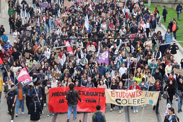 Francia, alle 18 la decisione del Consiglio costituzionale sulle pensioni