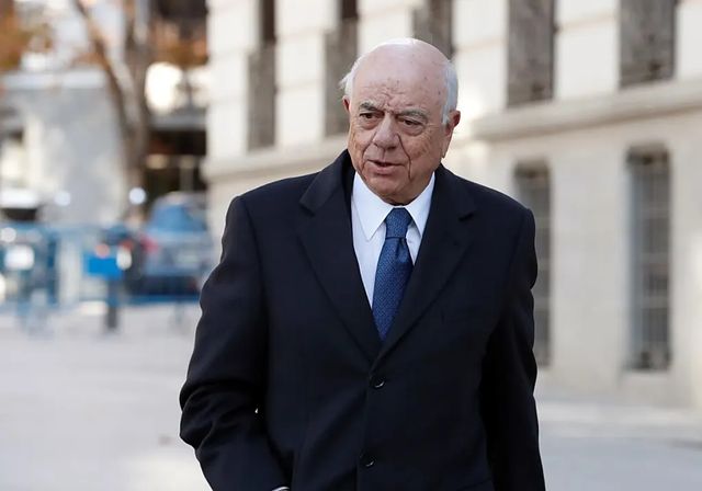 El juez sienta en el banquillo al BBVA, a su expresidente Francisco González y otras 14 personas por los encargos a Villarejo