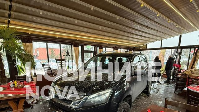 Жена пострада, след като джип се вряза в ресторант в Пловдив