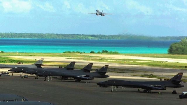 Británie kvůli Trumpovi odložila předání Čagoských ostrovů s americkou základnou Mauriciu