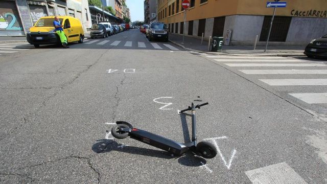 Ragazza di 17 anni trovata morta per strada a Pavia di notte, accanto a lei un’amica in arresto cardiaco