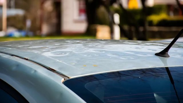 Cade dal tetto di un'auto in corsa per gioco, grave 23enne