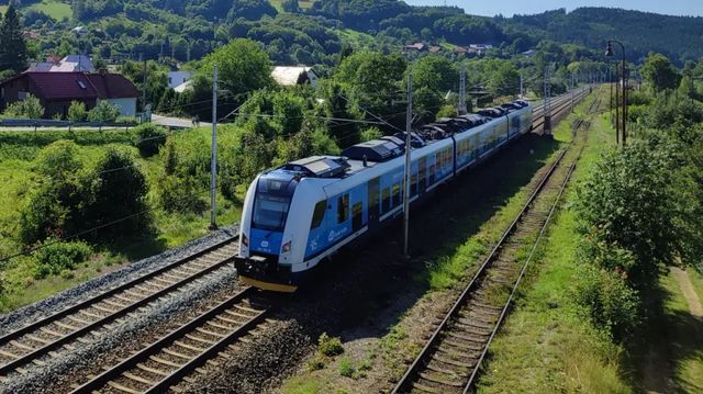 Porucha vedení zastavila provoz na trati mezi Kralupy nad Vltavou a Nelahozevsí
