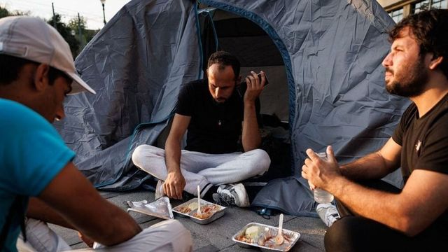 Migránsbuszok: politikai döntés ellen a politikai fronton is küzdeni kell (videó)