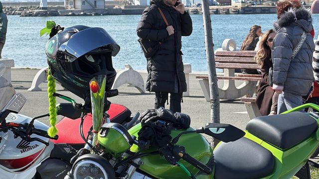 Десетки жени от Бургас отбелязаха 8-и март на мотори