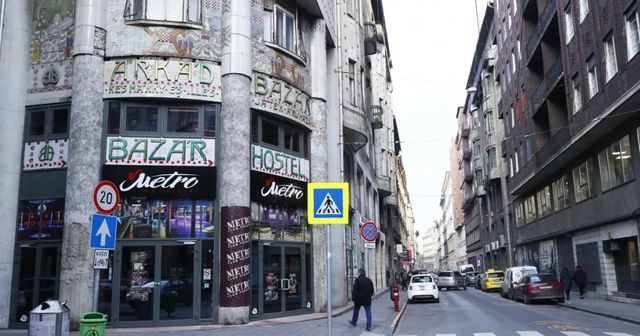 Autóra zuhant egy épületről a kőkorlát egy darabja a Dohány utcában – videó