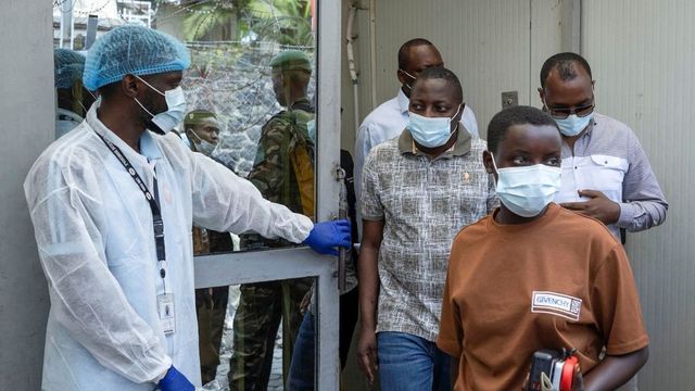Američan s podezřením na ebolu přiletí večer do Prahy