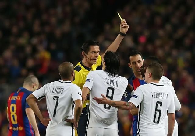 Se retira Deniz Aytekin, el árbitro de la polémica remontada del Barça al PSG en 2017