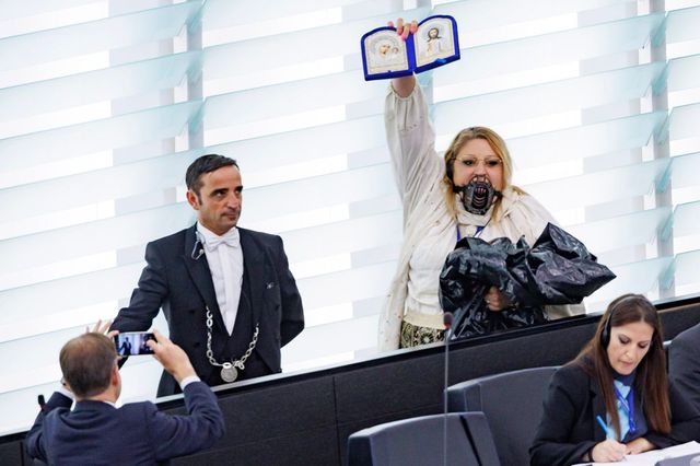 Diana Șoșoacă, trimisă în judecată pentru sechestrarea echipei de jurnaliști italieni de la Rai1 în pandemie