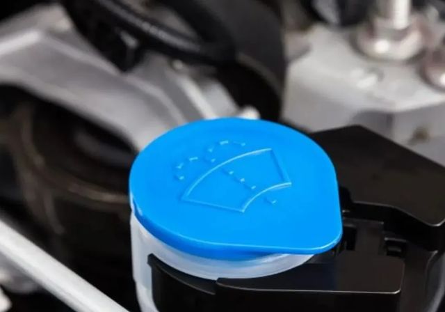 Por qué no deberías utilizar agua con jabón o limpiacristales para el lavaparabrisas del coche