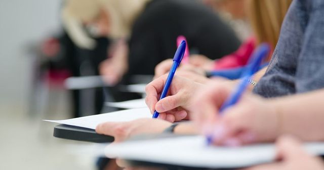 Ministrul Educației spune că se va menține suma anuală pentru bursele sociale