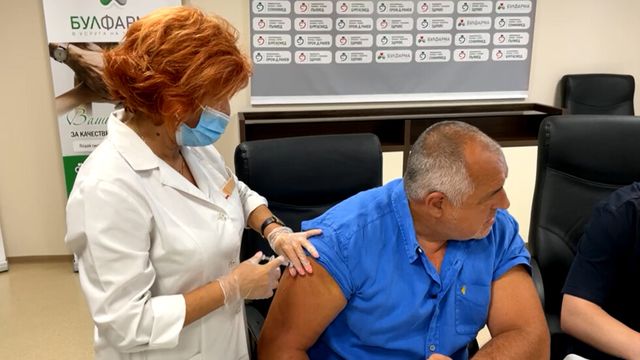 Борисов се ваксинира, оплака се от служебното правителство