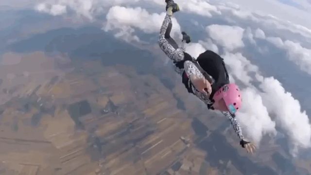 Si intrecciano i paracadute durante il lancio, due morti a Fano