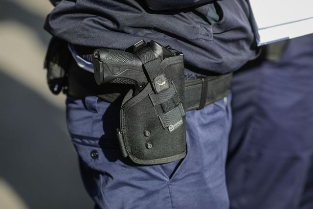 Un polițist de 39 de ani din Roman s-a sinucis în locuința sa, cu arma din dotare