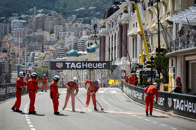 Gp Monaco, foratura per Sainz e distrutta Red Bull di Perez: bandiera rossa