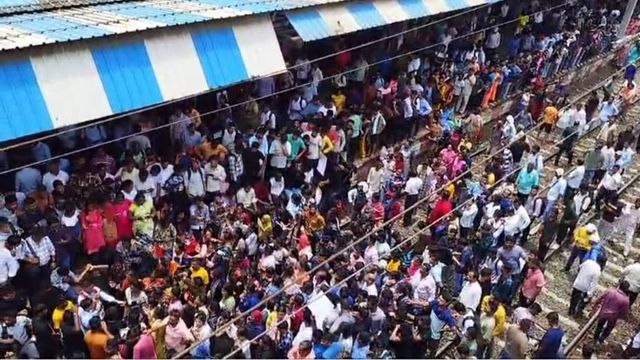 Maharashtra school girls sexually abused, parents storm Badlapur railway station, Mumbai local trains halted | 10 points