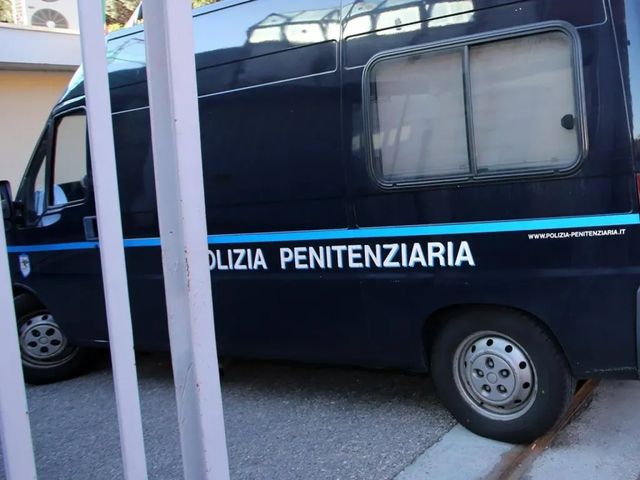 Rivolta nel carcere di Rieti, in fiamme la sala ricreativa: sei agenti in ospedale