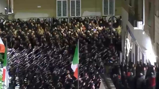 Centinaia ad Acca Larentia fanno il saluto romano