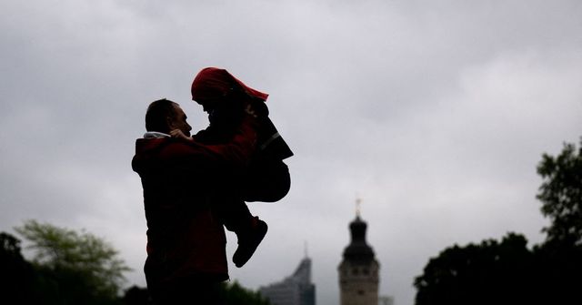 64 ezer magyar apa neveli egyedül a gyerekeit